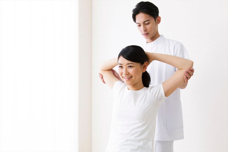 腕を開く男性スタッフ